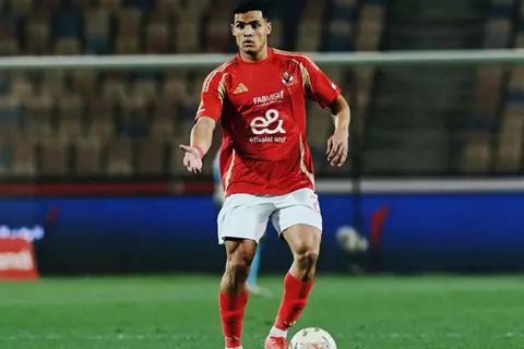 ركبته تعرضت للدهس.. العش يغادر مباراة الأهلي أمام فاركو متأثرًا بإصابته